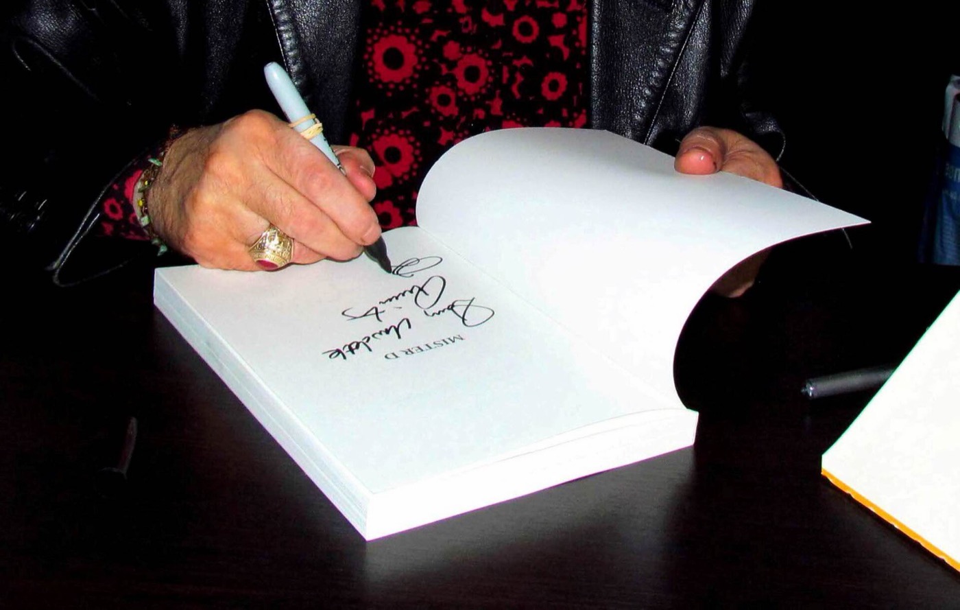 Dick Rivers dédicaçant « Mister D », mars 2012
