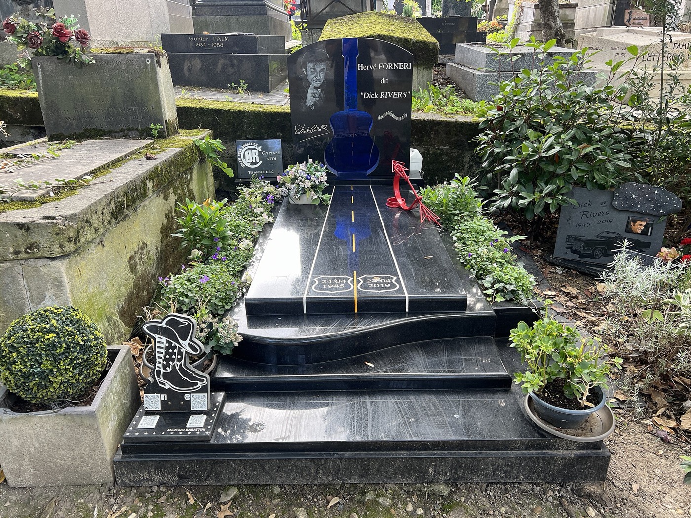 Sa tombe au cimetière de Montmartre (division 11)